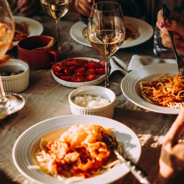 https://dralexandruiliescu.ro/wp-content/uploads/2024/06/TOP-restaurante-bucuresti-640x640.jpeg